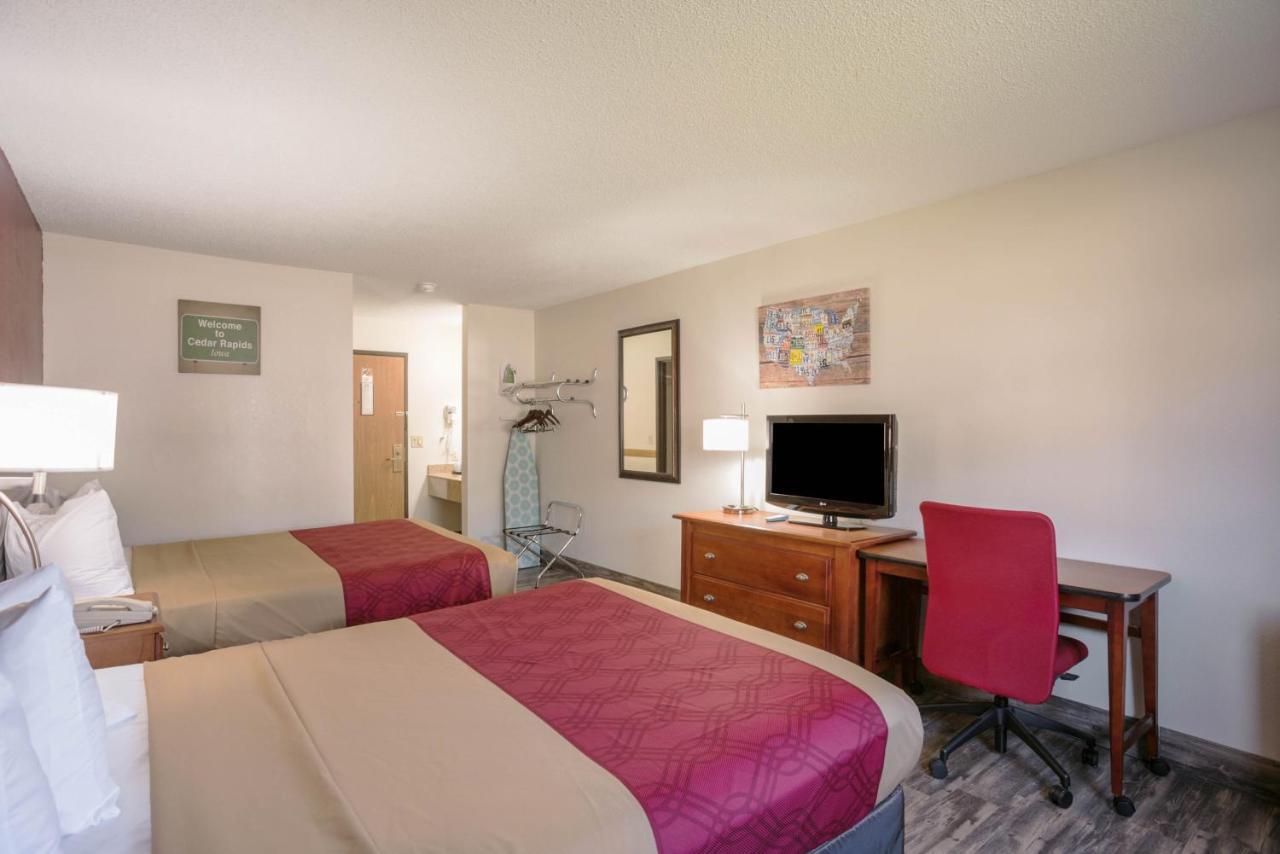 Econo Lodge Cedar Rapids Εξωτερικό φωτογραφία