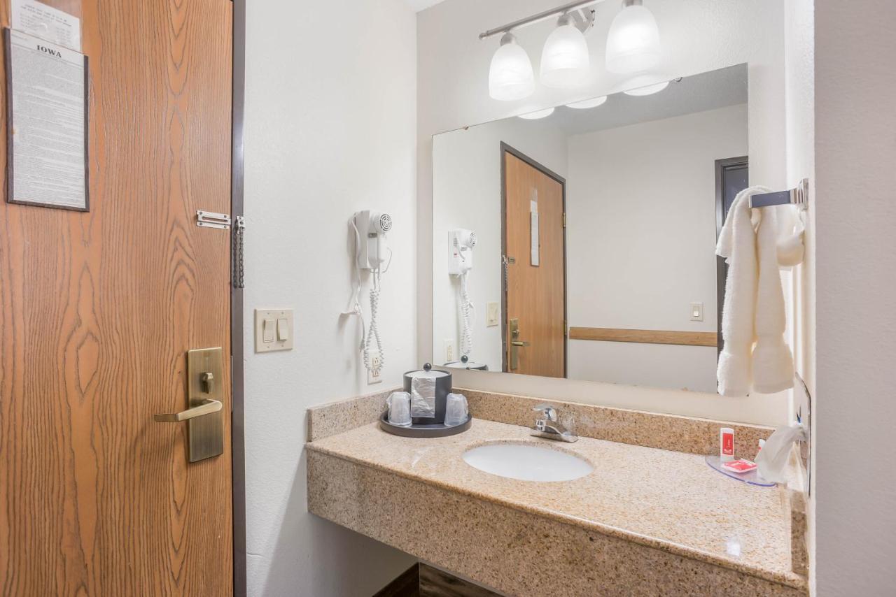 Econo Lodge Cedar Rapids Εξωτερικό φωτογραφία
