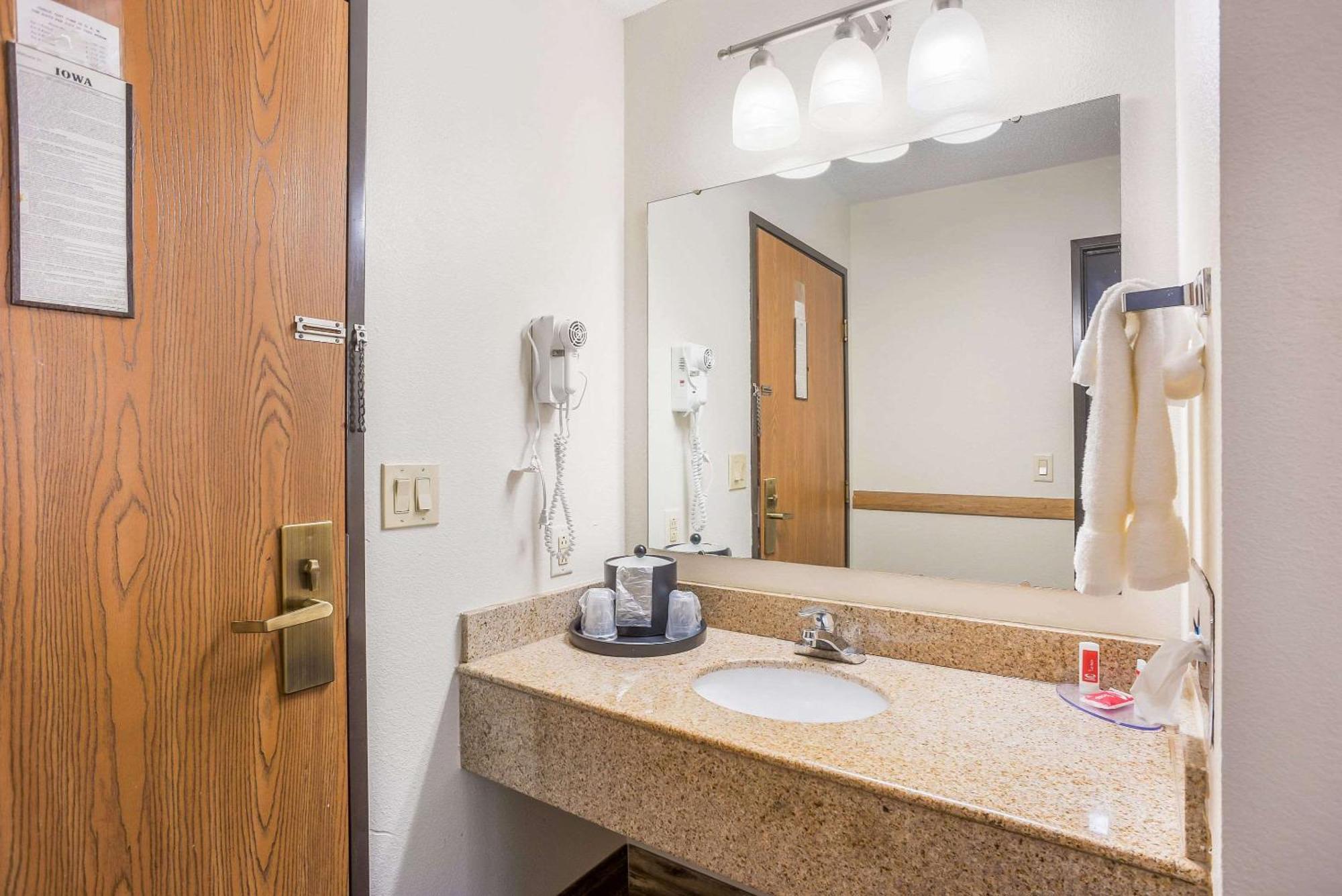 Econo Lodge Cedar Rapids Εξωτερικό φωτογραφία