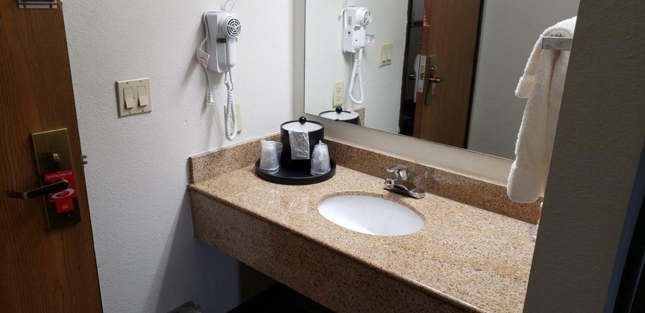 Econo Lodge Cedar Rapids Εξωτερικό φωτογραφία